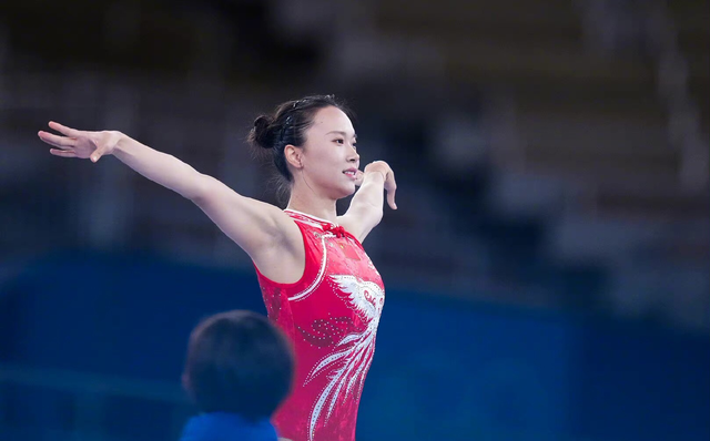 两位蹦床女神包揽冠亚军！朱雪莹爱撒狗粮，刘灵玲貌美神似徐冬冬