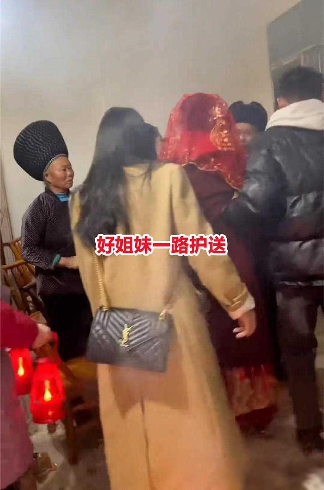 女子和好姐妹一起吃席，一桌子全是美女，网友：想参加这样的饭局