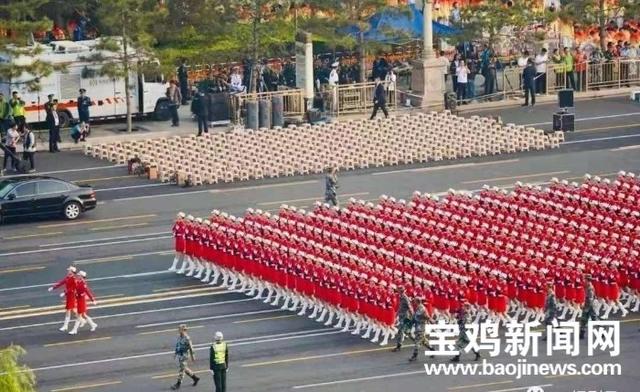 惊艳世界的女民兵方阵，有一名来自咱陇县的姑娘