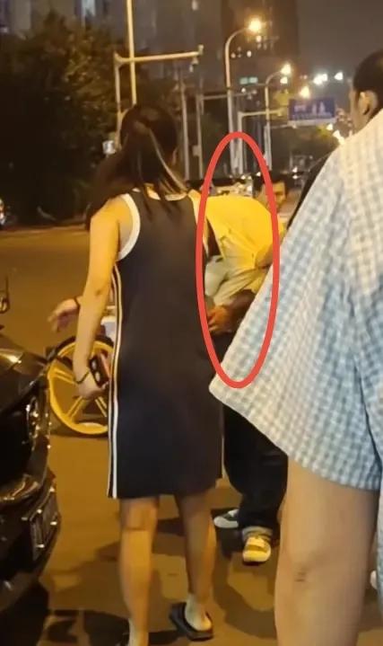 姑奶奶你都敢摸？天津男子对美女耍流氓，反被踢命根子扇耳光