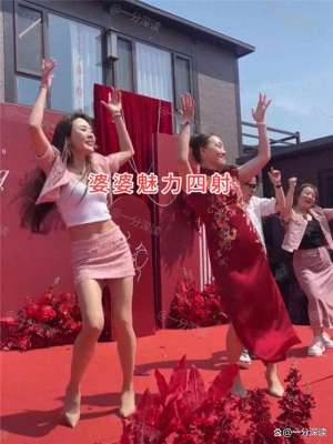 长发美女热舞_河北高颜值女子参加婚礼，一曲热舞火爆全场：高跟鞋焊脚