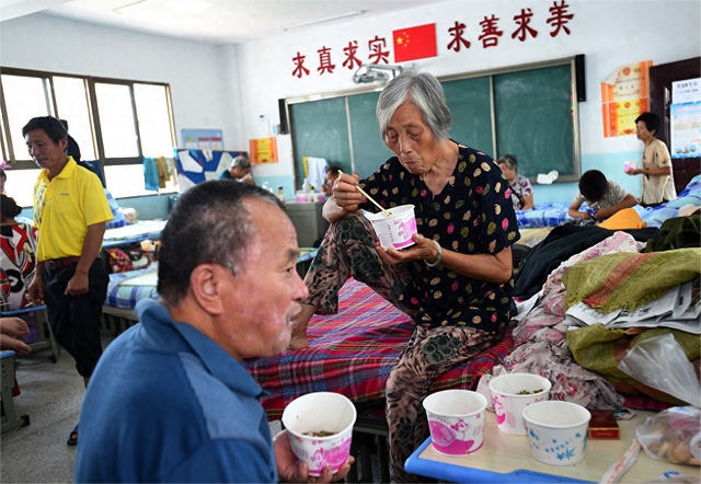 少女竟被大叔带到酒店，美女主动脱去衣服，献身五十岁的老男人!