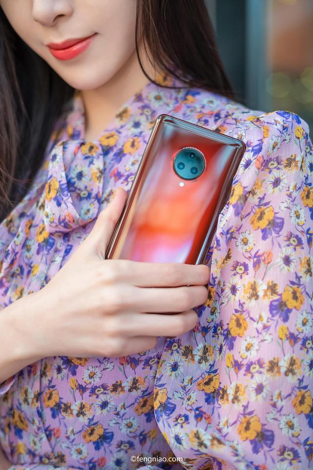 性能旗舰 vivo NEX 3S真机美女上手图