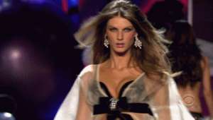 美女模特狐狸_完爆六大蓝血超模Angela Lindvall：用麻花手迷倒你的美狐狸