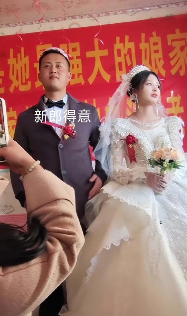 甘肃一新娘美出圈，宴席上哭成泪人，不准新郎碰：嫁给“宝马”男