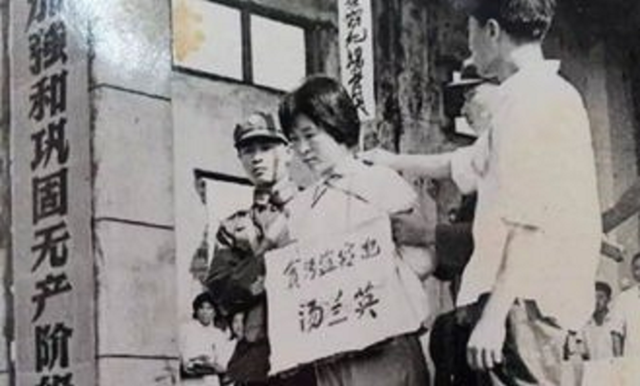 70年代重大贪污案：美女会计贪污巨款包养情夫，最终却被情夫举报