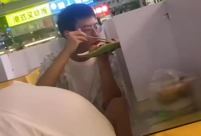 女生穿着清凉去食堂打饭，男生一边盯着看一边扒拉饭：这样很下饭