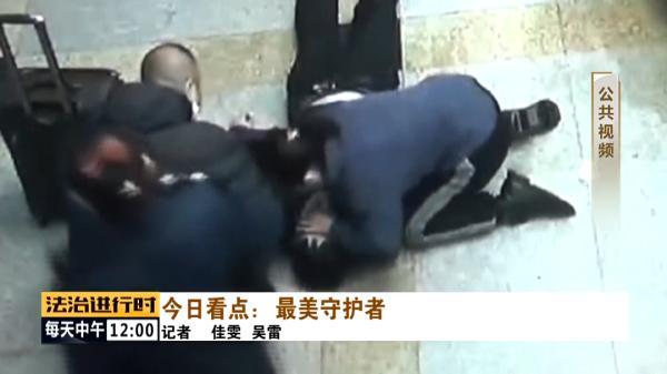 北京站感人一幕：女乘客摘下口罩为倒地男子做人工呼吸