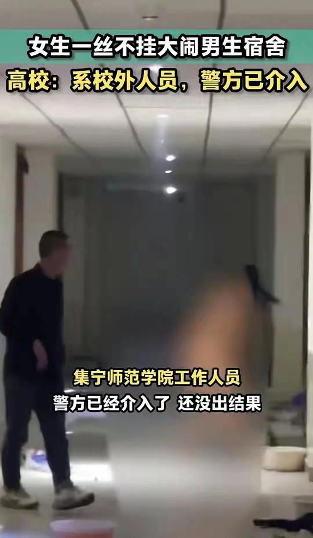 闹大了！妙龄女子全裸在男生宿舍疯狂砸门，网友评论区各种猜测