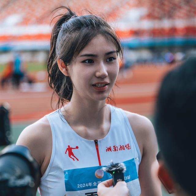 美若天仙！中国田径21岁最美女神13秒41夺冠：气质出众微笑真甜