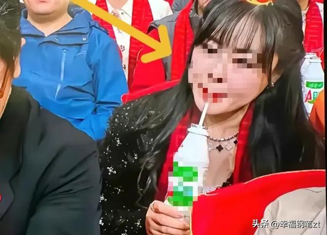 绝了！今年春晚上一美女观众因抢镜突然爆火，看了评论区后笑麻了