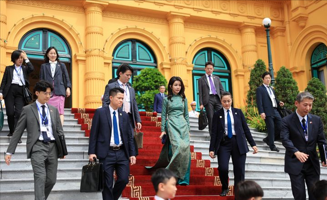 韩第一夫人首次穿越南奥黛惊艳了！东方气质很绝，越南夫人更温婉