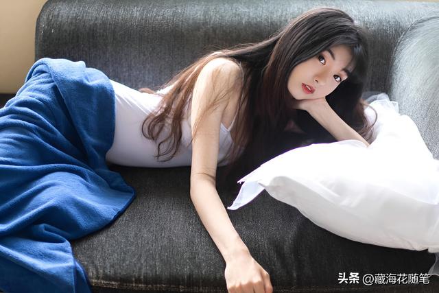 海蓝谜底背后 - 清纯白色吊带的白皙美女写真集