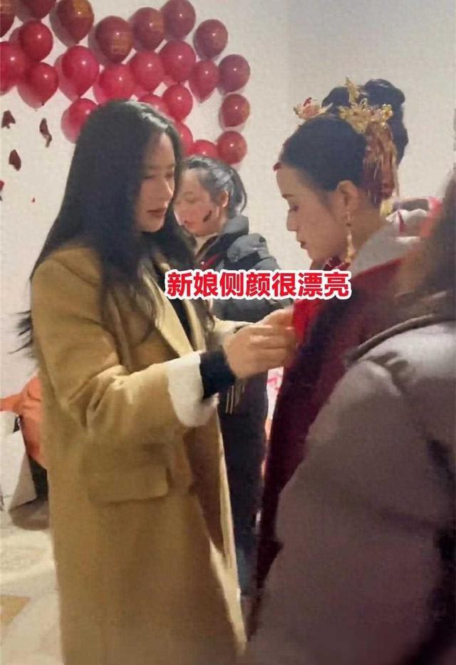 女子和好姐妹一起吃席，一桌子全是美女，网友：想参加这样的饭局