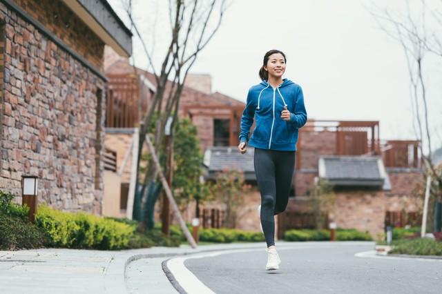 小美女破坏别人家庭，被原配抓住一顿胖揍，最后拖着“游街”示众