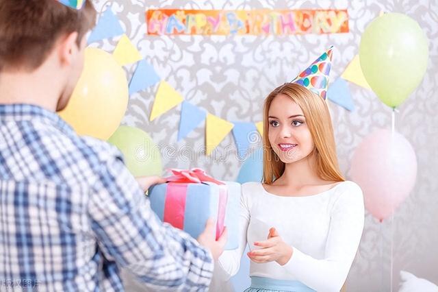 女朋友过生日，送什么礼物最合适？超全女生礼物推荐