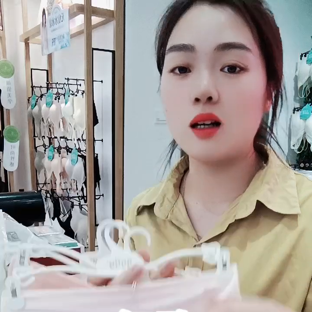 美女，第二次回店一个劲说我们的产品好 好产品自带流量