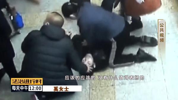 北京站感人一幕：女乘客摘下口罩为倒地男子做人工呼吸