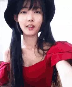 “街头偶遇一美女，她衣服下面那是啥？”妲己转世的吧？哈哈哈