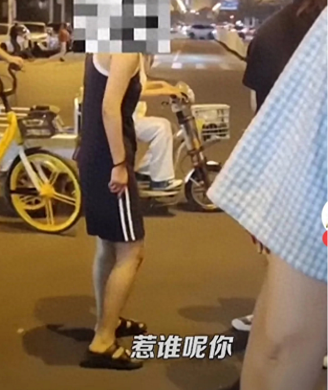 姑奶奶你都敢摸？天津男子对美女耍流氓，反被踢命根子扇耳光