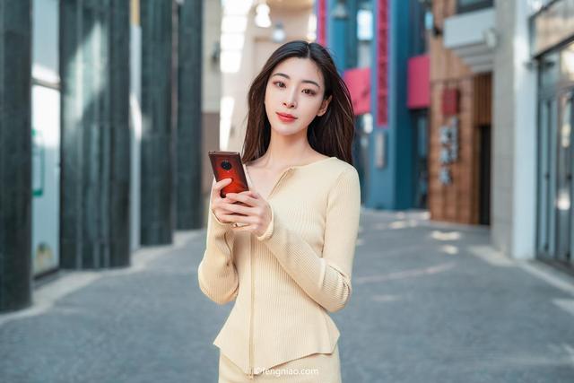 性能旗舰 vivo NEX 3S真机美女上手图