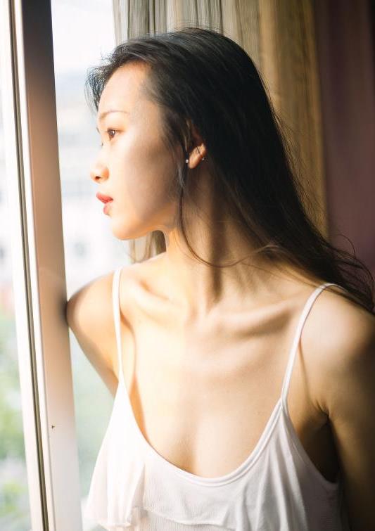 人像摄影：清纯靓丽的吊带睡衣美女写真