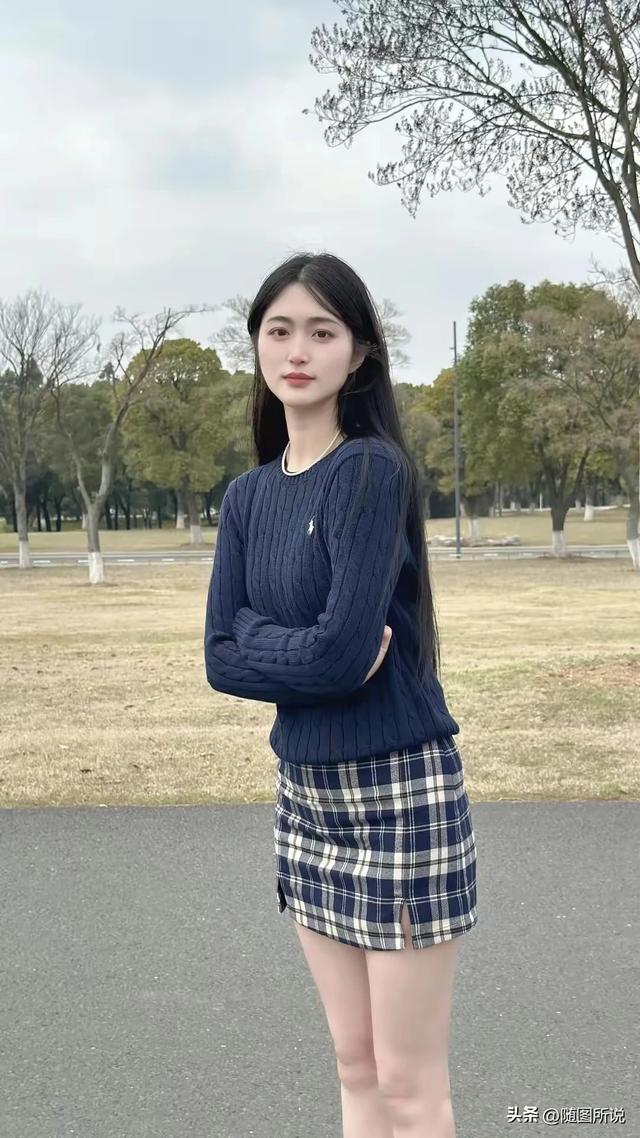 25岁蓝色针织上衣格子短裙美女江边公园拍摄写真