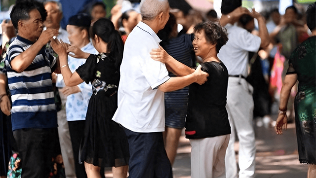 90岁老太身穿寿衣不肯咽气，就因没给儿媳看孩子，30年没见过孙子