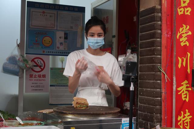 高颜值美女撞脸迪丽热巴，曾拒接多档综艺，坦言：只想安静卖饼