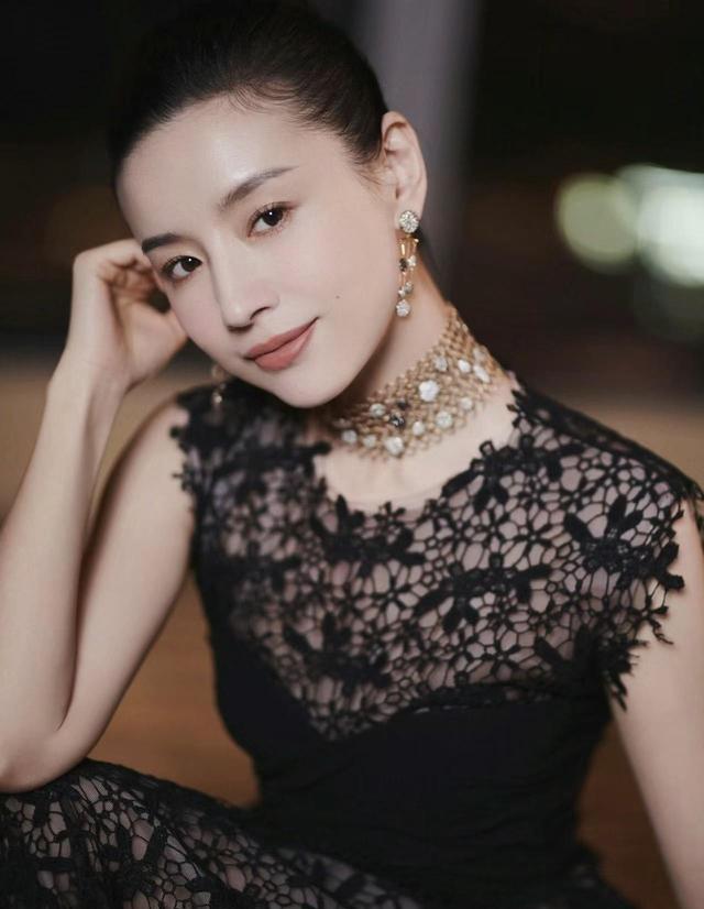 鼻子长得好，美女面相跑不了 这4位女星鼻梁高挺，个个绝美