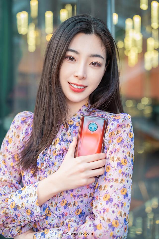 性能旗舰 vivo NEX 3S真机美女上手图