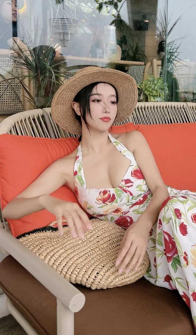 深圳卫视主持女神李如儒，颜值与身材并存，主持功力更是五体投地