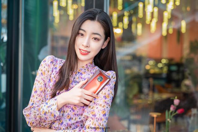 性能旗舰 vivo NEX 3S真机美女上手图