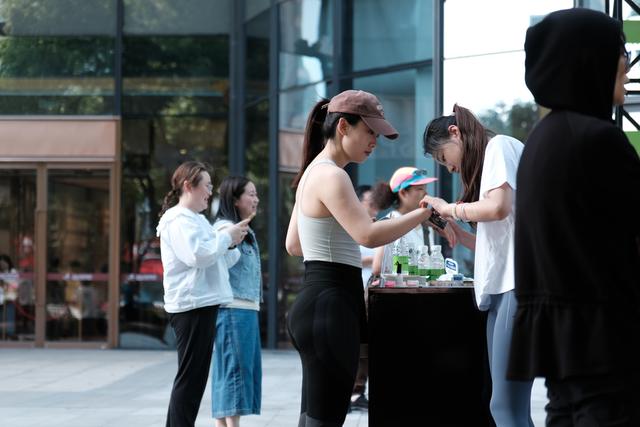 户外健身服美女的运动街拍记录，街头活力四射的运动女孩们太美了