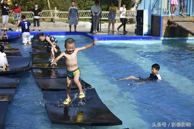 西安午后酷热 游乐园比基尼美女向游客喷水