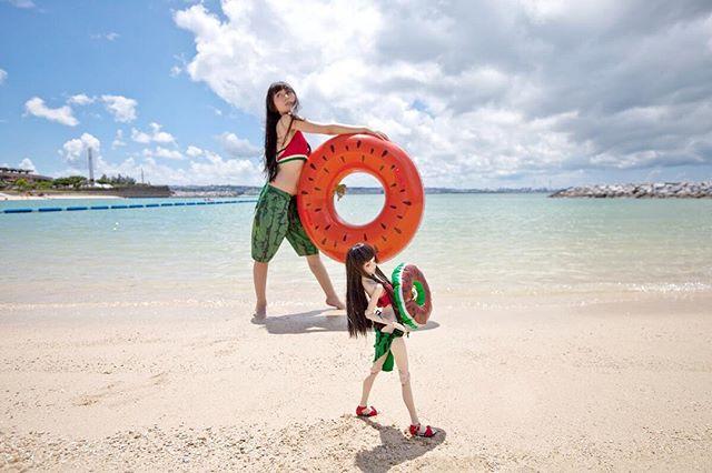 日本美少女将SD娃娃变身自己，换了百套不同衣服拍摄写真