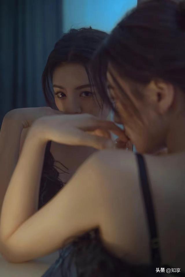 魅力夜光，黑裙吊带美女夜晚室入拍摄写真