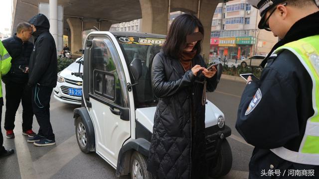 郑州美女开电动车开上陇海高架，民警拦停时她竟然“闯卡”