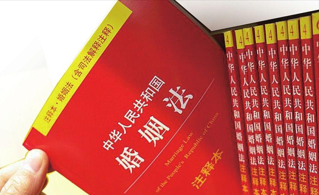 13年湖北大爷长相丑陋，却多名美女投怀送抱，警方调查后真相败露