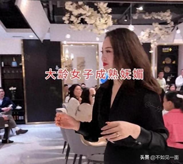 婚恋活动上，36岁美女大方表白23岁小鲜肉，网友：更像一对母子