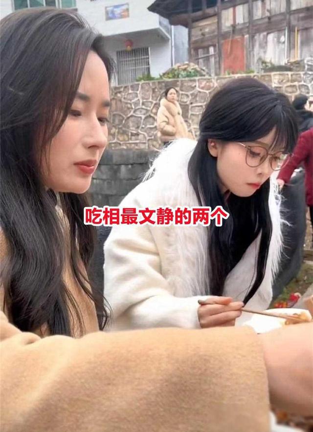 女子和好姐妹一起吃席，一桌子全是美女，网友：想参加这样的饭局