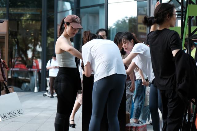 户外健身服美女的运动街拍记录，街头活力四射的运动女孩们太美了