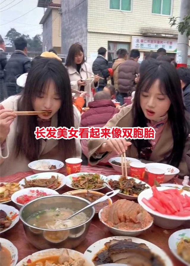 女子和好姐妹一起吃席，一桌子全是美女，网友：想参加这样的饭局