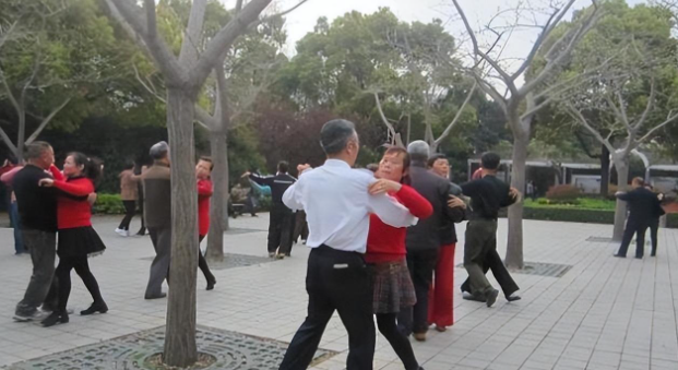 美国美女来中国旅游，第二天上街就迷茫的直呼：中国男人真奇怪