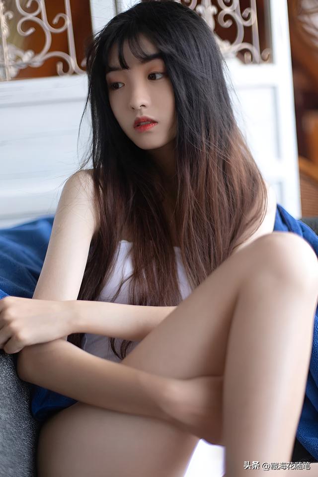 海蓝谜底背后 - 清纯白色吊带的白皙美女写真集