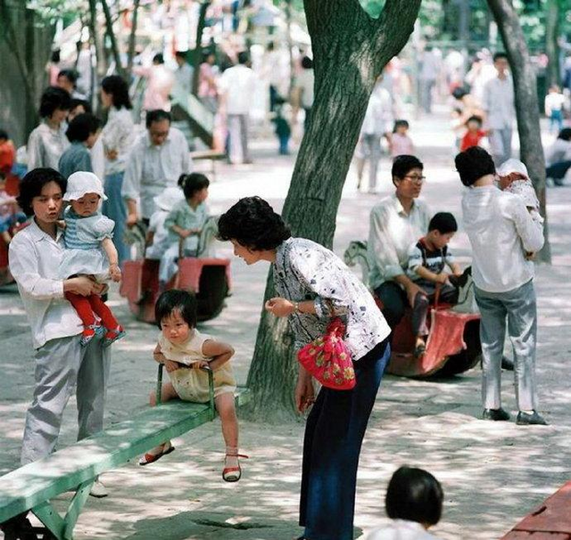 卑鄙龌龊老照片：青楼女子妖娆多姿，妇女露胸喂奶被孩子撕扯衣服