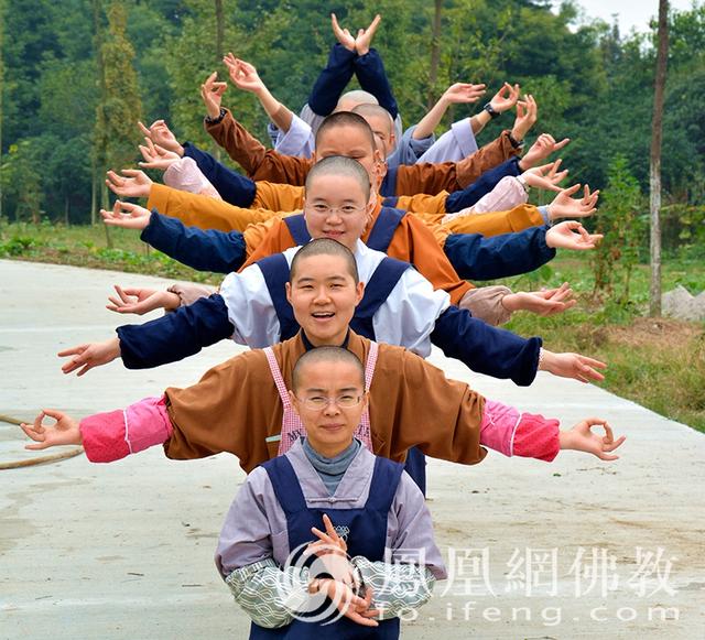 女学僧生活照！不仅有高颜值 还有高学历