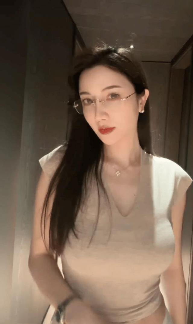 美女动图GIF089之迷人少妇