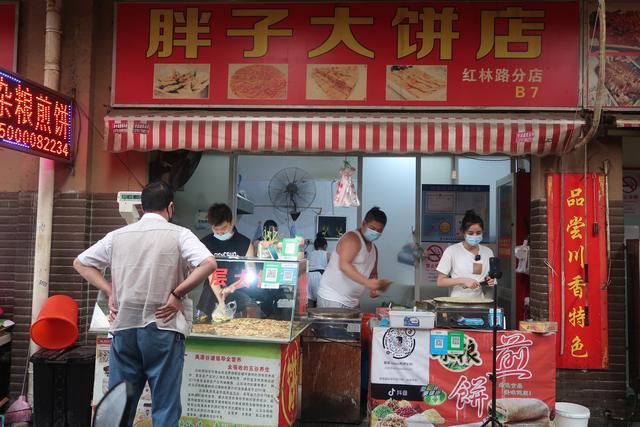 高颜值美女撞脸迪丽热巴，曾拒接多档综艺，坦言：只想安静卖饼