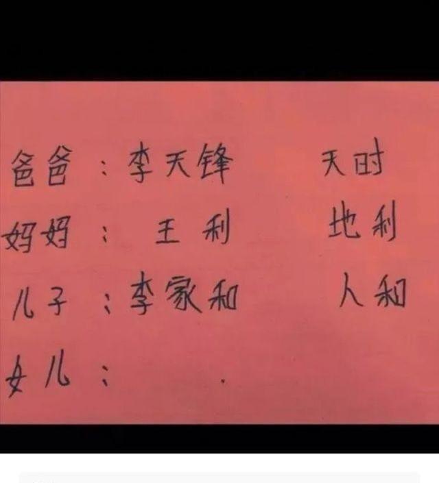 妹子，这么紧的裤子还是不要穿了，后面的人看到都脸红，太尴尬了